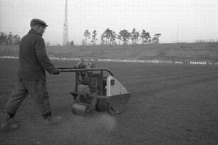 Sandaufschüttung des Rasens auf dem Hauptfeld des Wildparkstadions.