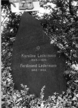 Grabstein 77 (Index: 100093932) Maße HxBxT: 132x72x19 cm Symbolik: Davidstern Besonderheit: Doppelgrab: Grabstein 77