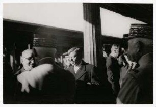 Ankunft des französischen Premierministers Pierre Laval mit dem Sonderzug von New York nach Washington D.C.. Mitte: Pierre Laval