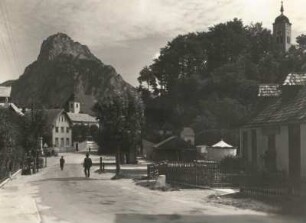Österreichische Alpen. Salzkammergut. Traunkirchen. Markt und Kapelle gegen Traunstein (1691m)