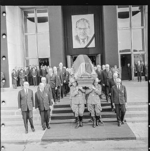 Trauerkonvoi mit Sarg Otto Grotewohls, September 1964. SW-Foto © Kurt Schwarz.