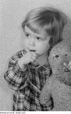 Portrait eines Mädchens mit einem Kuscheltier