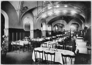Dresden-Altstadt, Moritzstraße 1b. Restaurant "Löwenbräu" ("Münchner Löwenbräu") im Palais de Saxe. Gastraum