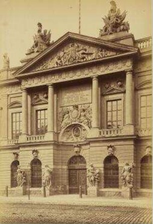 Zeughaus, Haupt-Mittelbau