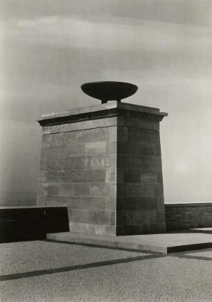 Weimar. Nationale Gedenkstätte Buchenwald auf dem Ettersberg. Straße der Nationen. Pylon mit Flammenschale "Griechenland"