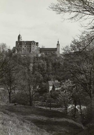 Schloss Rochsburg, Blick vom Bahngelände über die Mulde zum Schloss