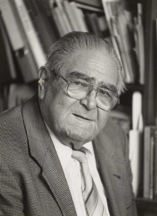 Porträtaufn. Ernst Schäfer (1916-2002; Fotograf und Publizist) in seiner Wohnung