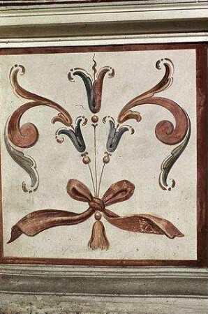 Groteskendekoration der Fensterwand und des stukkierten Frieses