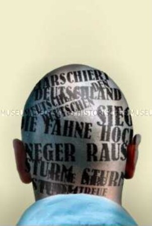 Rückenansicht eins abrasierten Schädels mit aufgedruckten rechtsradikalen Sprüchen (Altersgruppe 18-21)