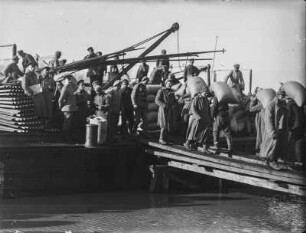 Beladen eines Frachters : Wohl Serbien. Soldaten beladen einen Frachter.
