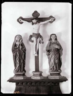evangelische Stadtkirche; Kreuzigungsgruppe im Chor