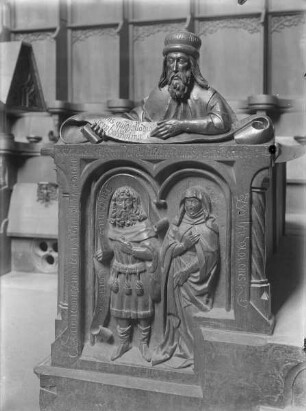 Chorgestühl — Pultwange mit dem Relief des Grafen Anselm III. von Tübingen und seiner Gattin Bertha (Berchta)