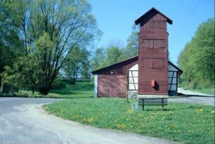 Feuerwehrgerätehaus am Ortsende Richtung Römhild, davor Wendeschleife