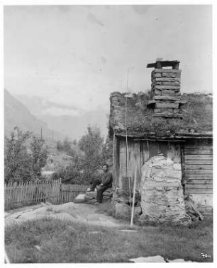 Merok/ Norwegen: Hütte in den Bergen. Einheimischer sitzt vor seinem rasensodenbedeckten Haus oberhalb Meroks in den Bergen