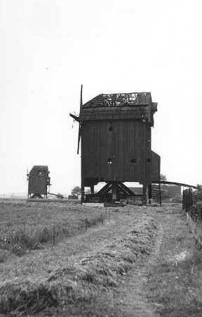 Arzberg. Wendrichs Bockmühle, ruinös, im Hintergrund die Beckersche Mühle