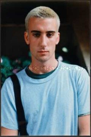 Junger Mann in blauem T-Shirt (Altersgruppe 14-17)