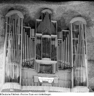 Kreuzkirche, Orgel, Spieltisch, Pfeifenwerk. Kreuzchor unter Leitung von Martin Flämig ab 1971. Hofkirche, Orgel von Silbermann, vollendet von Hildebrandt