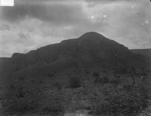 Berg : Blick auf einen Berg aus Gips- und Mergelgestein