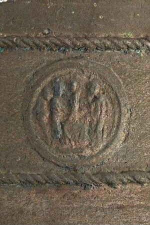 Medaillon mit Darstellung drei stehender und einer sitzenden Person