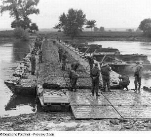 Deutschland . Nationale Volksarmee - Landstreitkräfte. Taktische Übung der Pioniertruppen. Pontonbrücke mit Soldaten bei Restmontagearbeiten (rechts) und als Sicherungsposten (links)