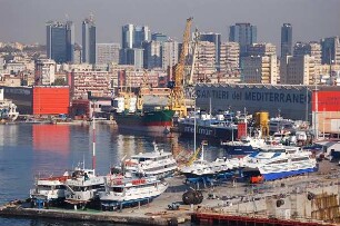 Neapel - Hafenanlage : Werftanlagen im Hafen von Neapel, dahinter Stadtzentrum, aufgenommen 2006
