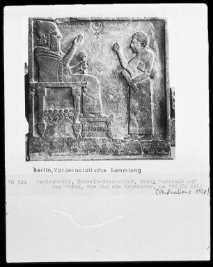 König Barrekub auf dem Thron, vor ihm ein Schreiber