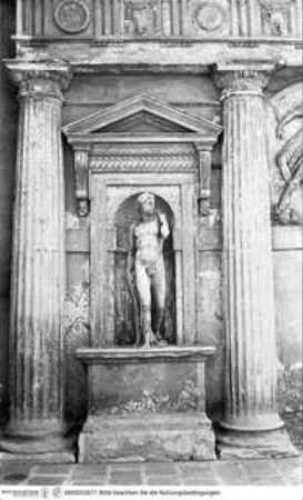 Ädikula mit Apollo-Statue