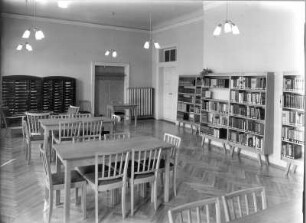 Bautzen, Schloßstraße 10. Stadt- und Kreisbibliothek. Freihandbereich mit Ausleihtheke