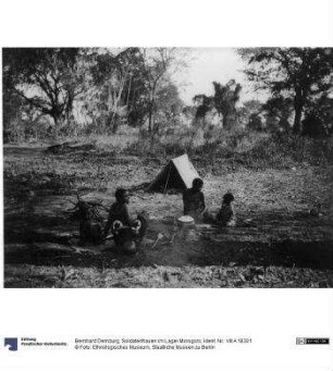 Soldatenfrauen im Lager Morogoro