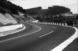 Triberg-Sommerau: B 33, im Vordertal, Kurve oberhalb des Tunnels (Bahn) bei Triberg-Sommerau; Blick Richtung Passhöhe