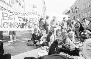 Freiburg im Breisgau: Wohnungslose Studenten demonstrieren am Bertoldsbrunnen