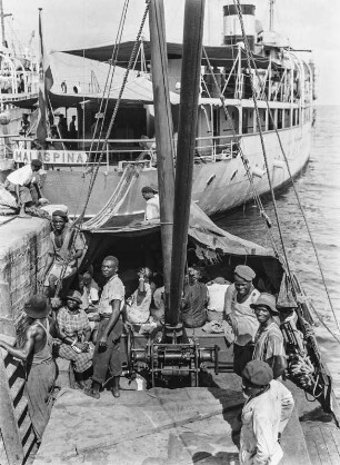 Im Hafen Malabos : Fahrgäste eines Schiffes, das zwischen den Küstenplätzen der Ostküste von Fernando Poo pendelt. Im Hintergrund ist ein Schiff namens "Gomera" zu sehen.
