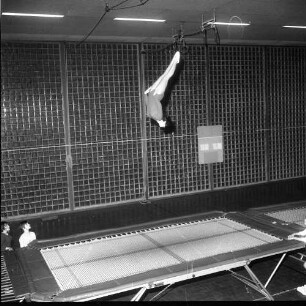 Trampolinspringen. Springerin während eines Saltosprunges auf einem Trampolin