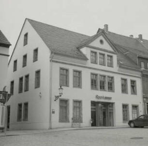 Ehemaliges Wohnhaus, jetzt Sparkasse