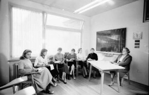 Freiburg: Berlitz Schule; Klassenraum mit Schülerinnen