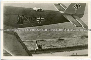 Fallschirmjäger der Wehrmacht beim Sprung aus dem Flugzeug