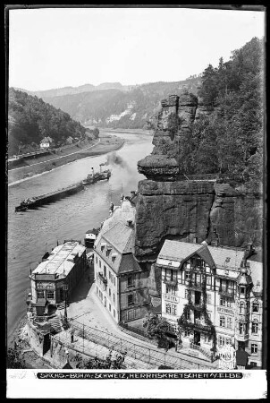 Böhmische Schweiz, Blick auf Herrnskretschen (Hřensko)an der Elbe mit Elbdampfer
