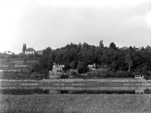 Dresden-Loschwitz. Unterloschwitzer Elbhang mit Böhme-Villa, Körnerweg 26. Blick vom linken (Blasewitzer) Ufer über die Elbe nach Nordnordwest