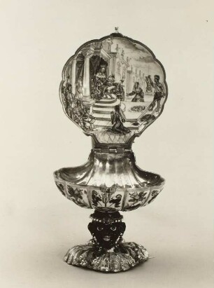 Schälchen in Form einer Kammuschel