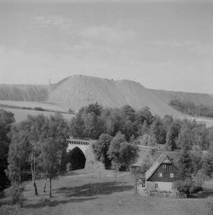Freiberg-Halsbach. Straßenbrücke (Alte Dresdner Straße) über die Freiberger Mulde und Halde des Bergbau- und Hüttenkombinates "Albert Funk"