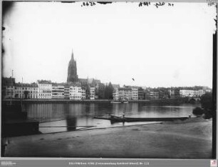 Östlicher Mainkai vom Sachsenhäuser Ufer aus