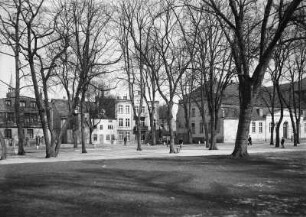 Güstrow, Wallstraße. Straßenbild mit Museum (rechts)