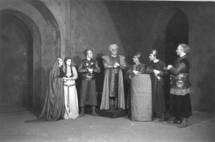 Nibelungen (3. Abteilung). Trauerspiel von Friedrich Hebbel. Staatsschauspiel Dresden, Neueinstudierung 12.03.1929 mit Musik von Arthur Chitz : Szenenbild mit Antonia Dietrich als Kriemhild und Clara Salbach als Ute, Walther Kottenkamp als Markgraf Rüdiger u. a.
