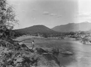 Ufer des Ruaha : Blick von der Straße zwischen Dodoma und Iringa auf das Ufer des Ruaha.