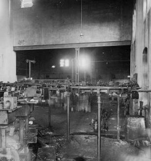 Mechanische Eintragevorrichtung zum Transport in den Kühlofen : Technikgeschichte | Technologie | Glasfabrikation | Flaschen | Maschinenfabrikation