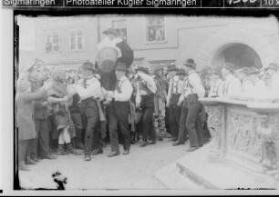 Fasnacht Sigmaringen; Bräuteln beim Rathausbrunnen