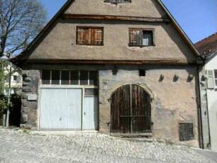 Stadtbild-Kirchplatz - Ansicht im Nordsten-Deutschordens-Fruchtkasten über Giebelseite mit erhaltener- sowie veränderter Toreinfahrt
