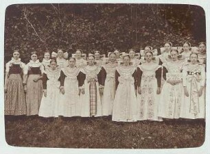 Brautjungfern aus der Oberlausitz : Kleidung - katholische Tracht. Ort: Hornja Łužica / Oberlausitz. Einige Frauen in Tracht, hauptsächlich Brautjungfern (družki)