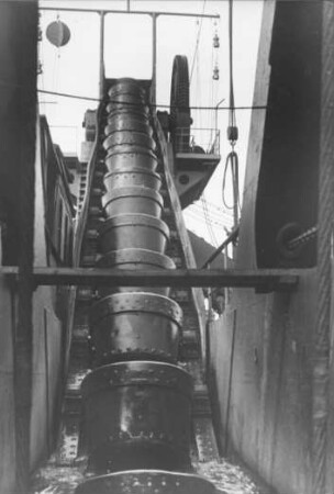 Hamburg. Hafen. Ein Schwimmbagger vertieft die Fahrrinne Bagger vertiefen die Fahrrinne. Ansicht der Schaufeln. Aufgenommen 1948