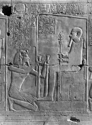 Abydos. Tempel Sethos I. (1291ante/1185ante). Kapelle des Ptah. Relief mit Sethos I. kniend vor Ptah, der im Schrein thront